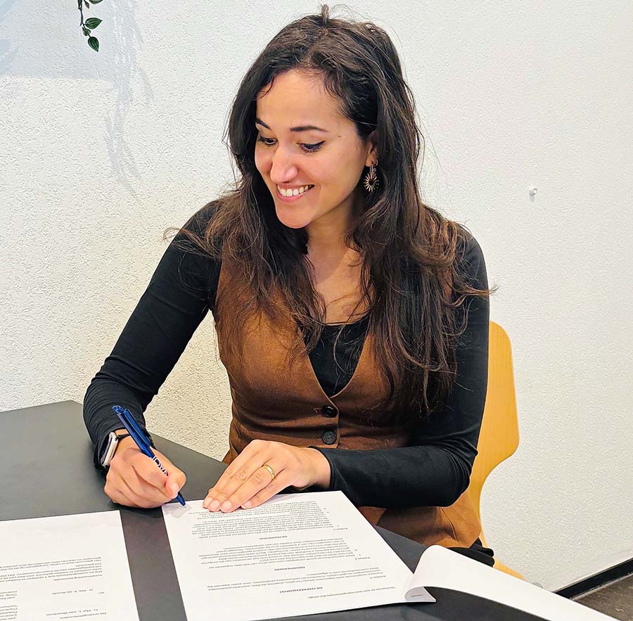 Elenna de Roode tekent contract